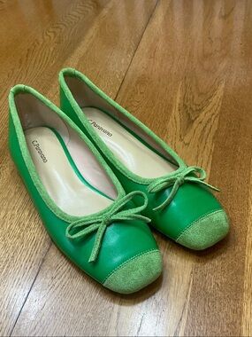 Woman’s C.Paravano green cap-toe ballet flat. Size 38. Bow. Leather. Like new!